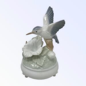 Sankyo Porcelain Hummingbird Music Figurine Plays Strangers In the Night